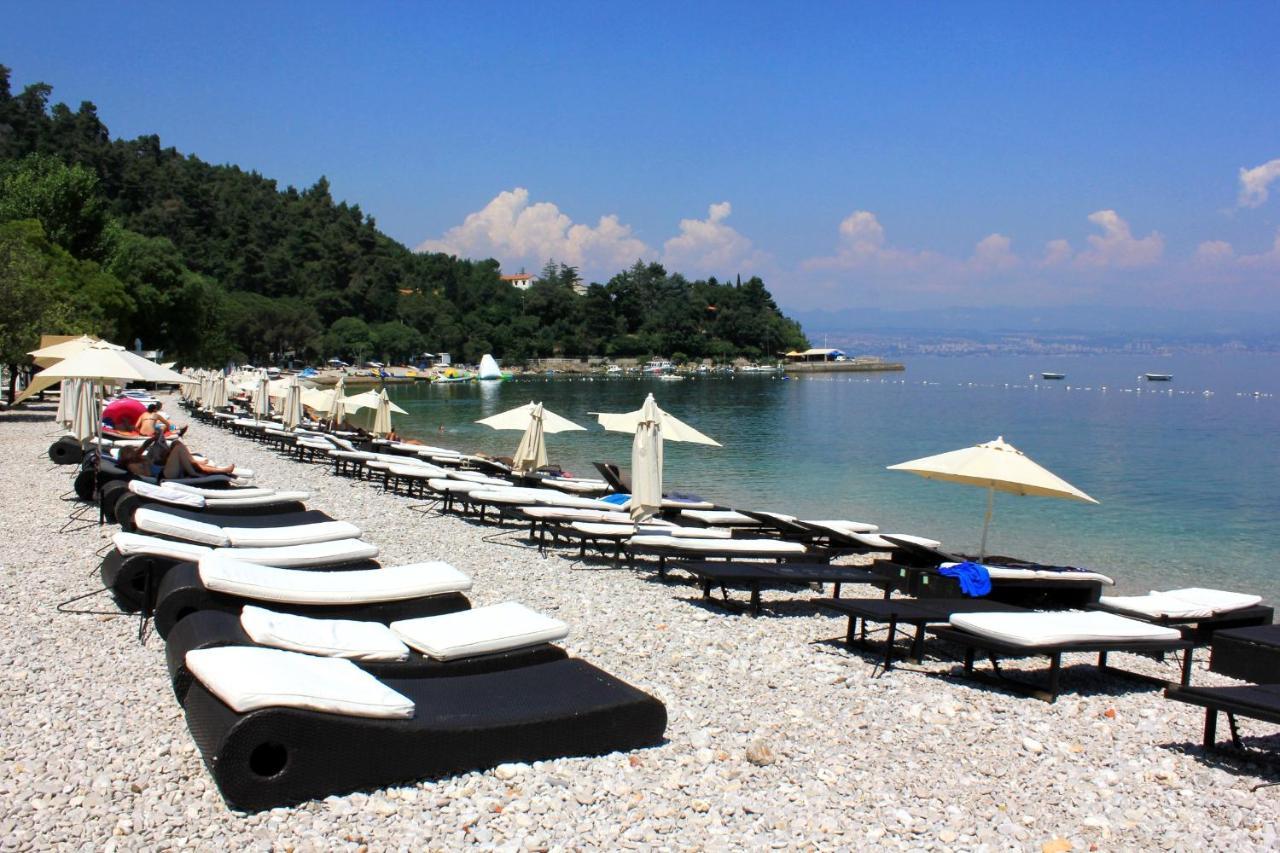 Apartments By The Sea Medveja, Opatija - 7720 Lovran Bagian luar foto