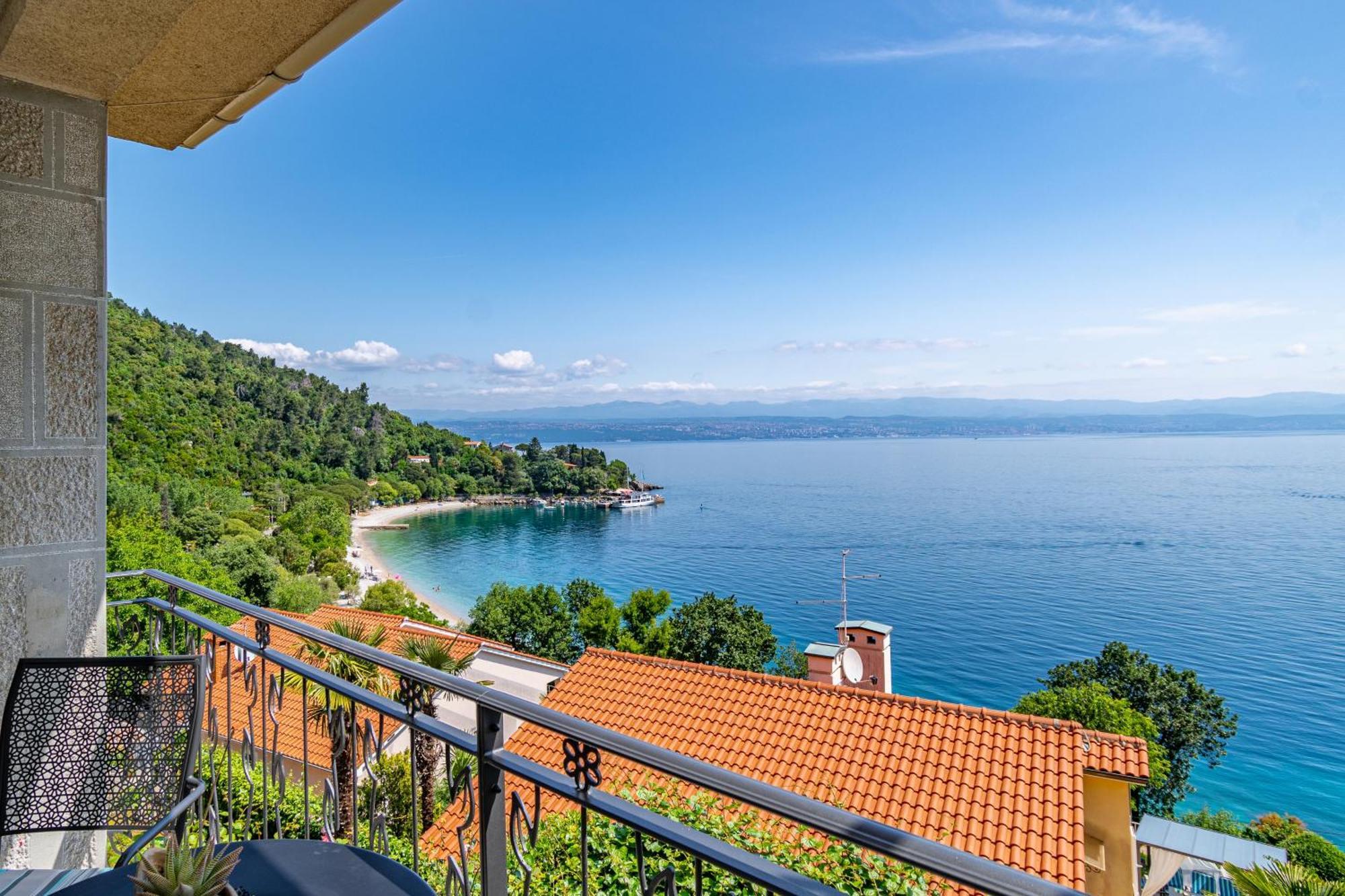 Apartments By The Sea Medveja, Opatija - 7720 Lovran Bagian luar foto
